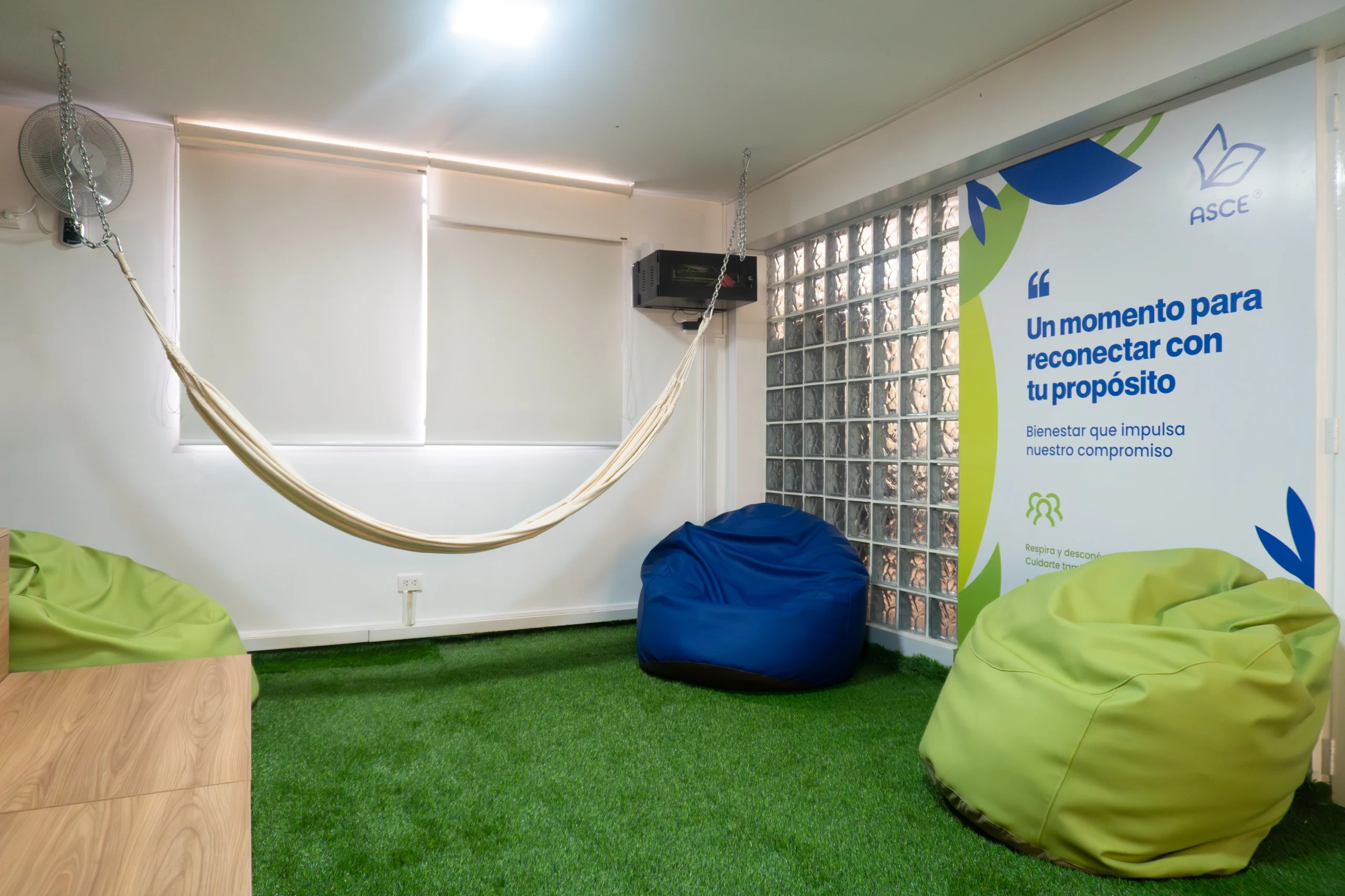 Zona recreativa para relajarse y hacer networking en ASCE Coworking